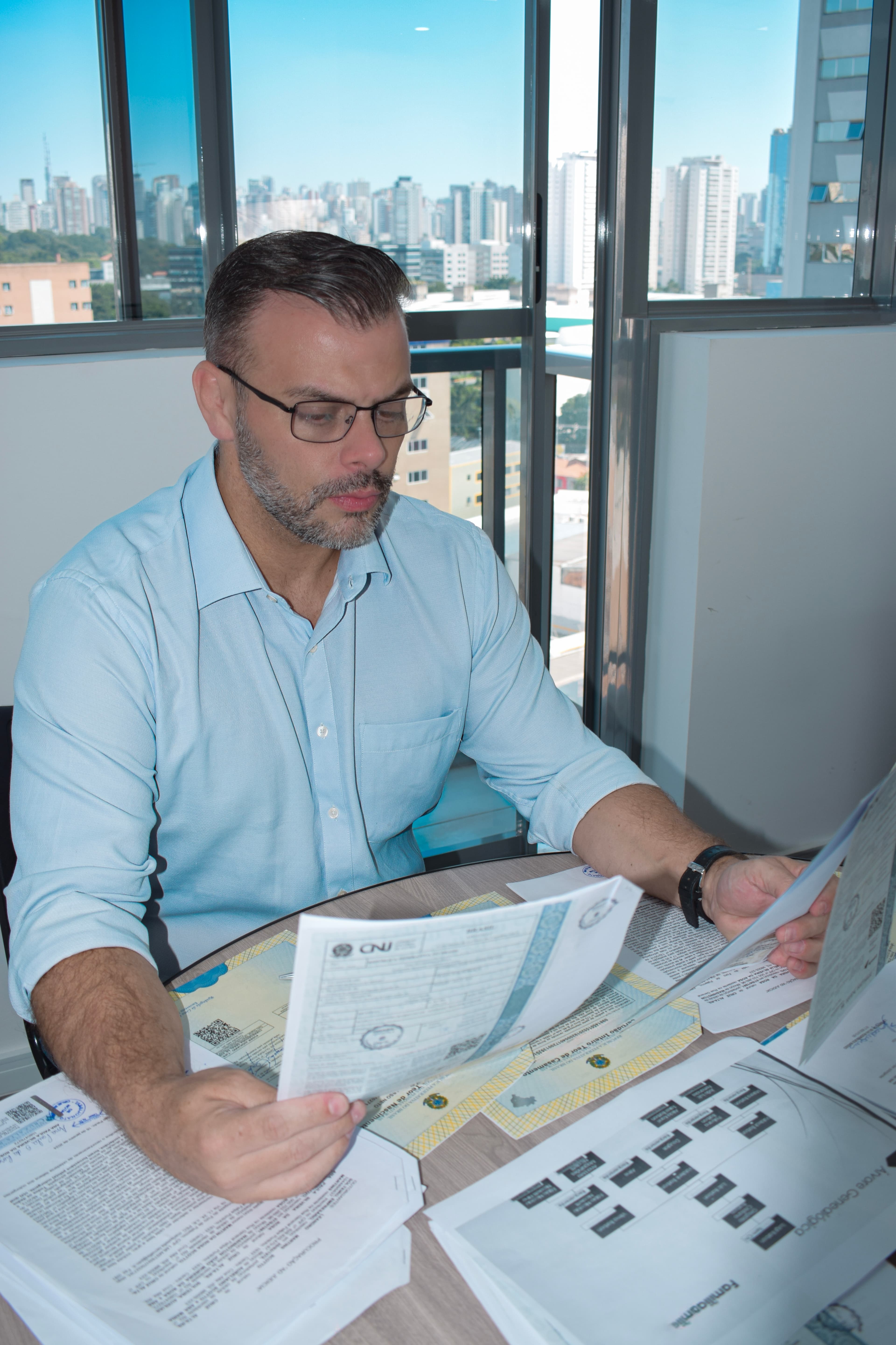 Especialista da R2 Cidadania analisando documentos do processo